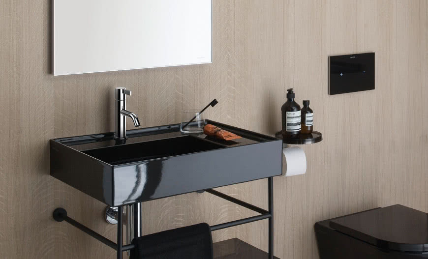 Modne czarne elementy w łazience