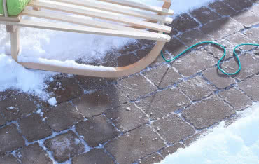 Jak zadbać o kostkę brukową w okresie zimowym?