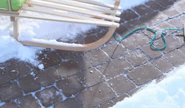 Jak zadbać o kostkę brukową w okresie zimowym?