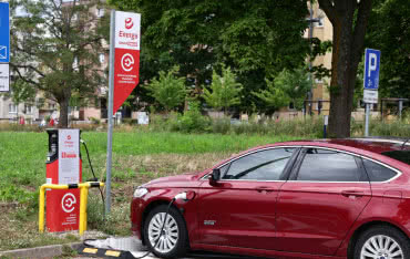 Nowe przepisy unijne – Polska musi przyspieszyć budowę ładowarek dla elektryków