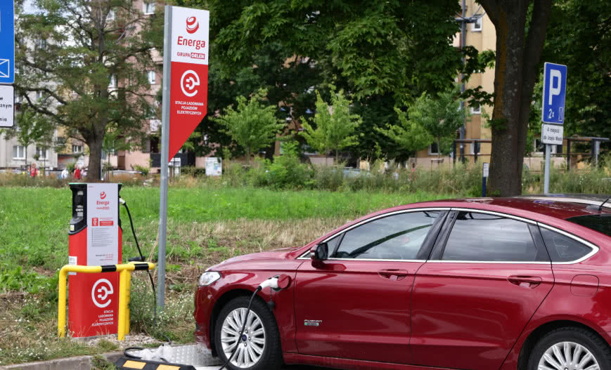 Nowe przepisy unijne – Polska musi przyspieszyć budowę ładowarek dla elektryków