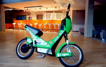 Lekki motocykl elektryczny z Wrocławia z płyt Synthos XPS