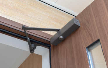 Jak zamontować samozamykacz do drzwi? Poradnik