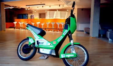 Lekki motocykl elektryczny z Wrocławia z płyt Synthos XPS