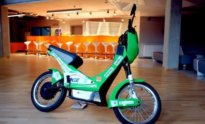 Lekki motocykl elektryczny z Wrocławia z płyt Synthos XPS