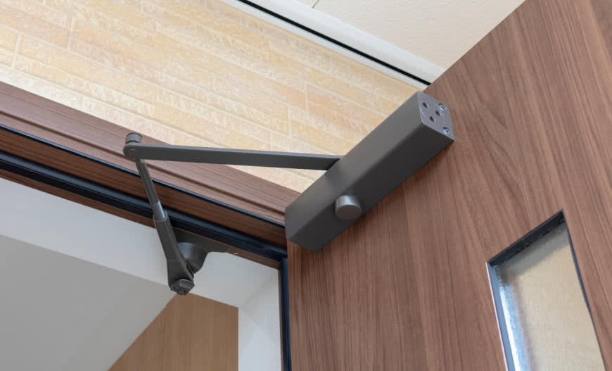 Jak zamontować samozamykacz do drzwi? Poradnik