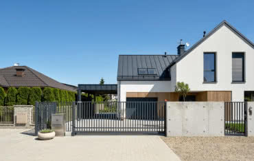 Jak dopasować ogrodzenie i bramę garażową? Uroczy dom na południu Polski