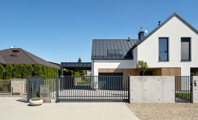 Jak dopasować ogrodzenie i bramę garażową? Uroczy dom na południu Polski