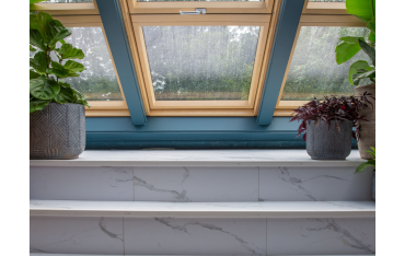 Okna balkonowe FGH-V P5 Galeria FAKRO w show Netflixa