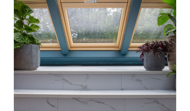 Okna balkonowe FGH-V P5 Galeria FAKRO w show Netflixa