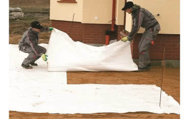 Na czym polega montaż płyt tarasowych "na sucho" i na wspornikach?