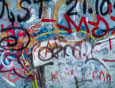 Czysta elewacja na lata! Jak działają farby samoczyszczące i powłoki antygraffiti?