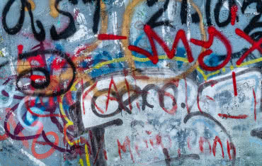 Czysta elewacja na lata! Jak działają farby samoczyszczące i powłoki antygraffiti?