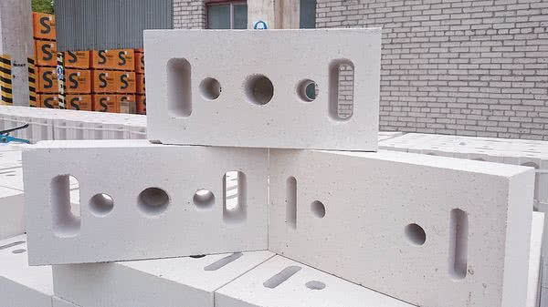 Fundamentowy bloczek silikatowy SILIKAT F25