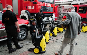 Kärcher przekazuje urządzenia powodzianom