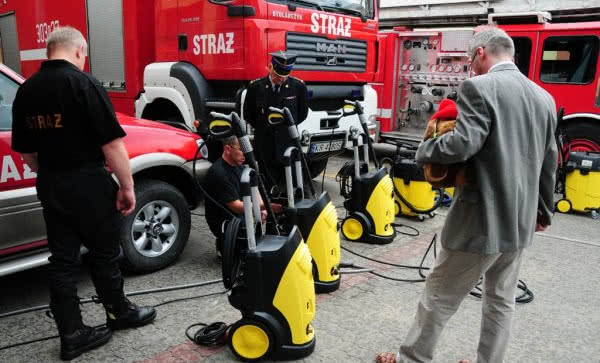 Kärcher przekazuje urządzenia powodzianom