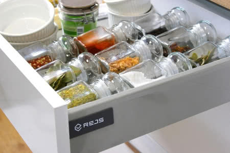 Organizatory na przyprawy do szuflad Comfort Box uniemożliwiają mieszanie się i przesuwanie słoiczków z ziołami, a jednocześnie odpowiednio je eksponują.
