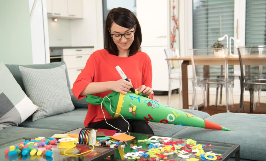 Bosch Gluey - urządzenie wielkości markera do klejenia i ozdabiania