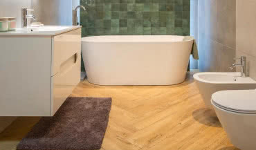 Remont łazienki bez kucia ścian? Postaw na systemy natynkowe!