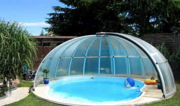 Basen kanadyjski – co to jest i jak go zadaszyć?