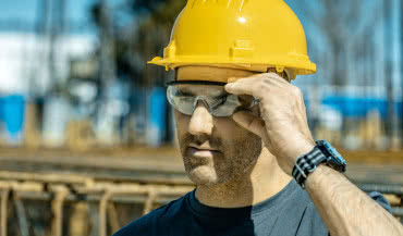 Widzisz je na każdej budowie. Czy wiesz, co oznaczają ich kolory?