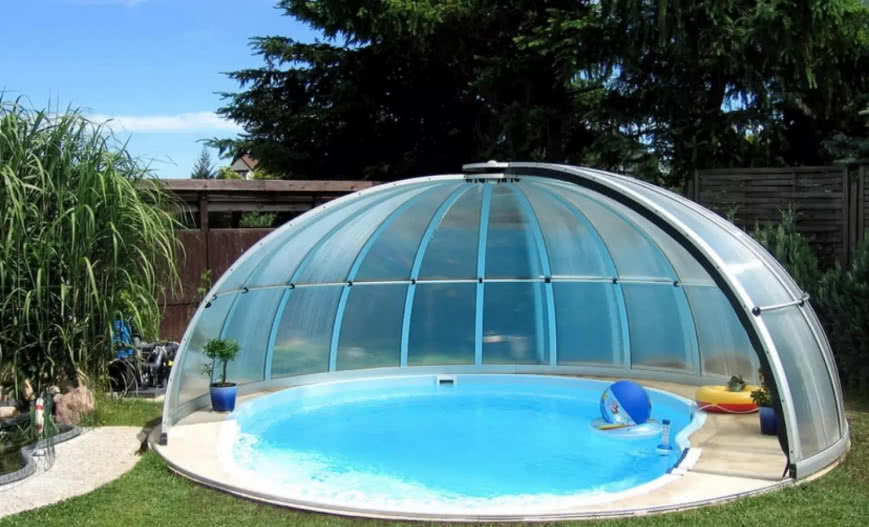 Basen kanadyjski – co to jest i jak go zadaszyć?