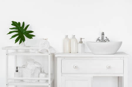 Biała farba Beckers Designer Kitchen & Bathroom do łazienki.