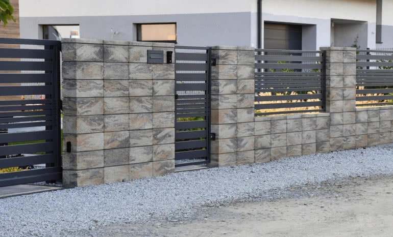 Podmurówka pod ogrodzenie z bloczków betonowych – ile kosztuje i jak ją poprawnie wykonać?