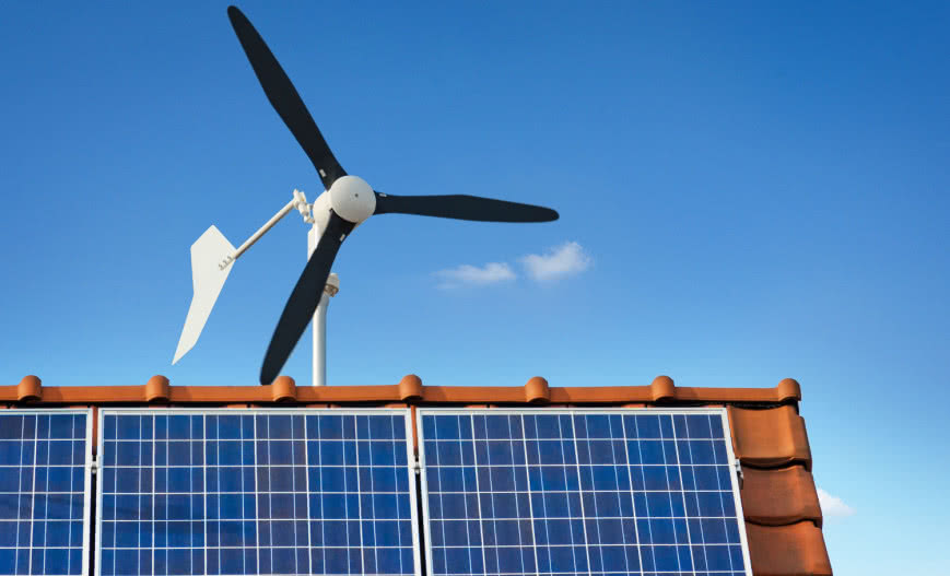 Fotowoltaika czy wiatraki? Co wybrać na własny prąd?