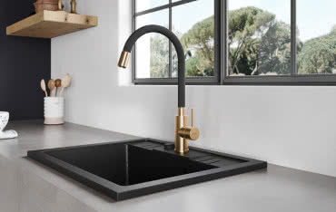 Złoto i czerń w łazience i kuchni: duet doskonały!
