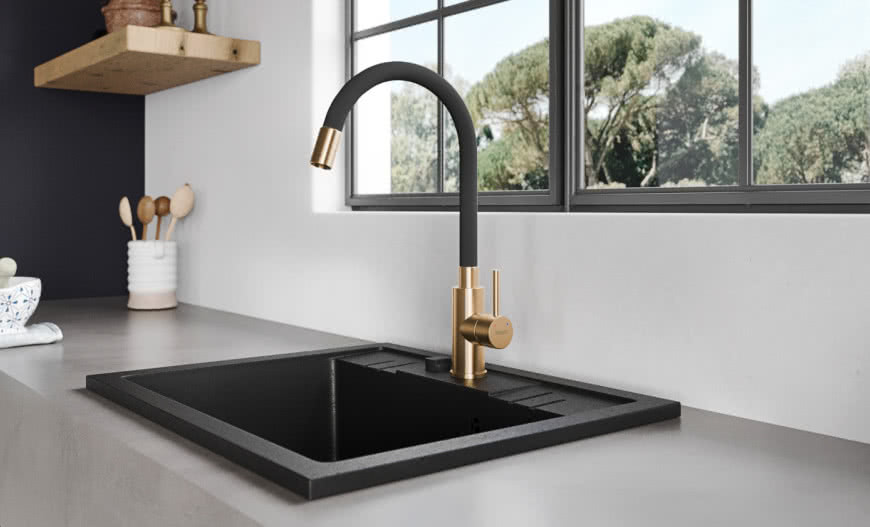 Złoto i czerń w łazience i kuchni: duet doskonały!