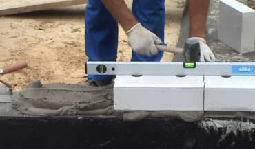 Jak wykonać pierwszą warstwę ściany z bloczków Silka?