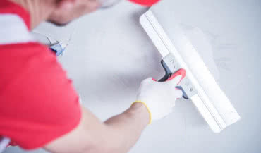 Nakładanie gładzi wałkiem i pistoletem - wady i zalety