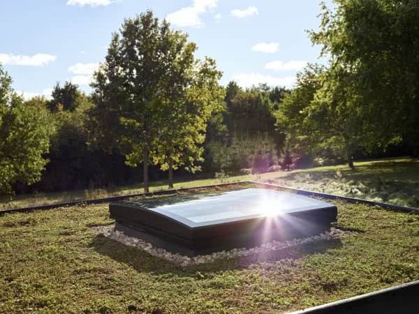 Okno do płaskiego dachu VELUX ze sferycznym modułem szklanym