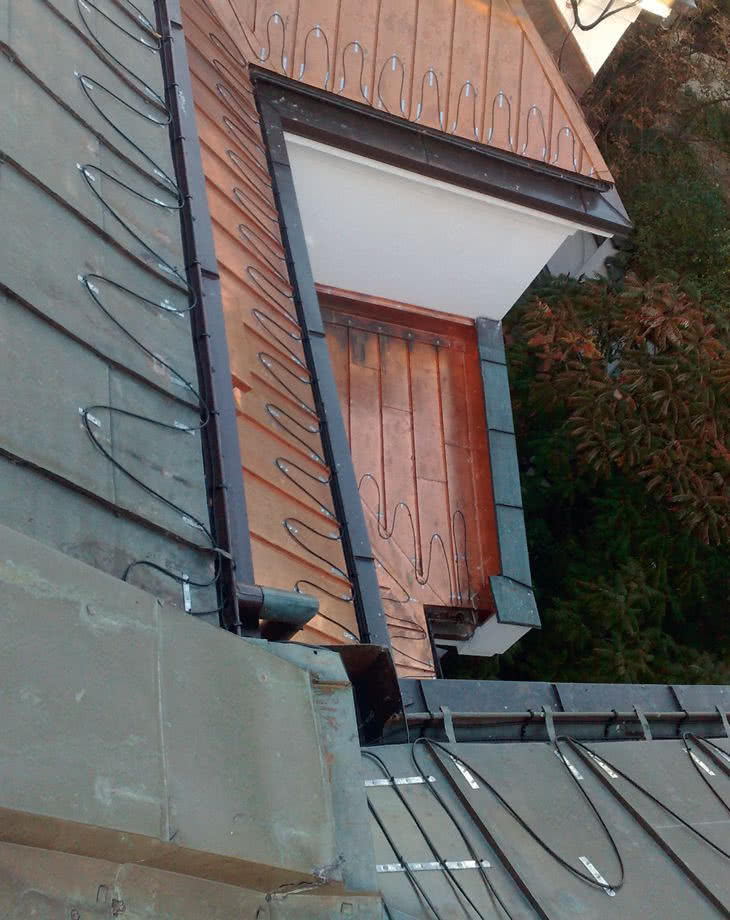 Instalacje przeciwzamarzaniowe montuje się także na dachach, na skośnych zwykle tuż przy okapie