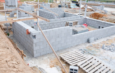 Jak prawidłowo zalać bloczki komorowe? Beton C20/25 i ochrona przed wykwitami