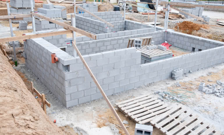 Jak prawidłowo zalać bloczki komorowe? Beton C20/25 i ochrona przed wykwitami