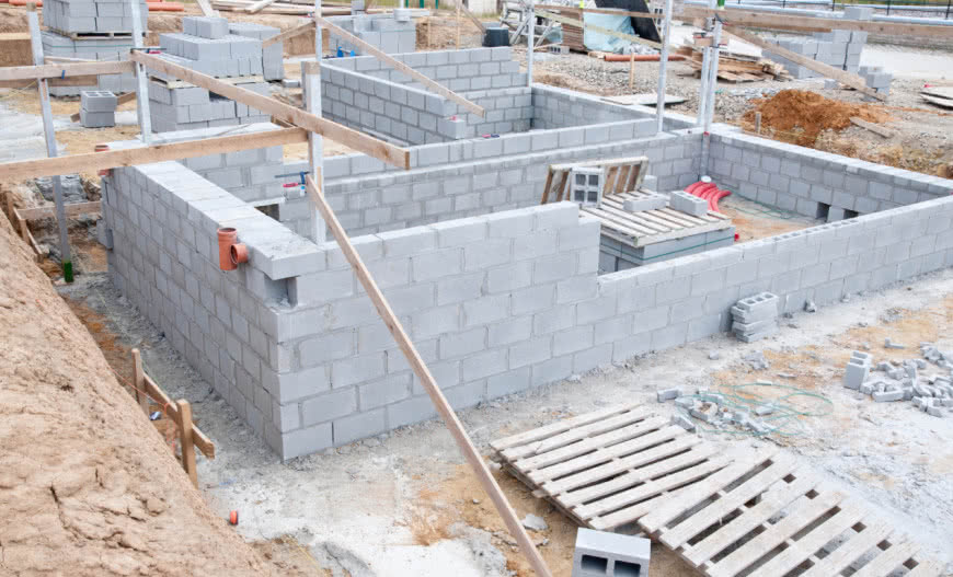 Jak prawidłowo zalać bloczki komorowe? Beton C20/25 i ochrona przed wykwitami