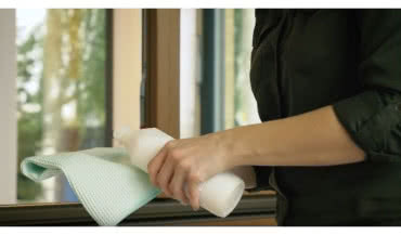 Jak umyć okno uchylne?