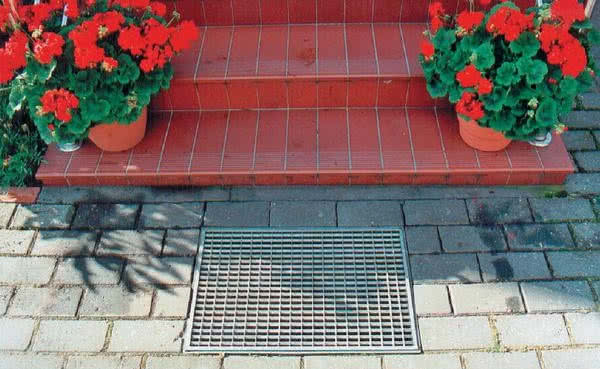 Wycieraczki metalowe z odwodnieniem