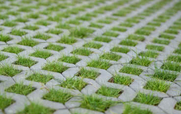 Płyty ażurowe – idealne rozwiązanie na podjazdy, ścieżki i parkingi