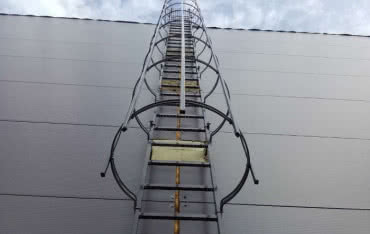 Montaż drabiny pionowej do budynku