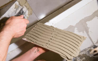 Który klej do płytek wybrać: żelowy czy cementowy?