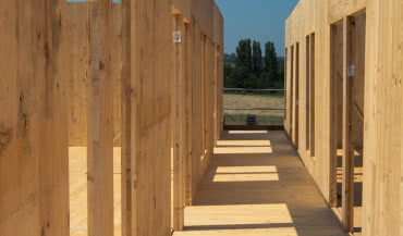 Zalety konstrukcji drewnianych z paneli CLT