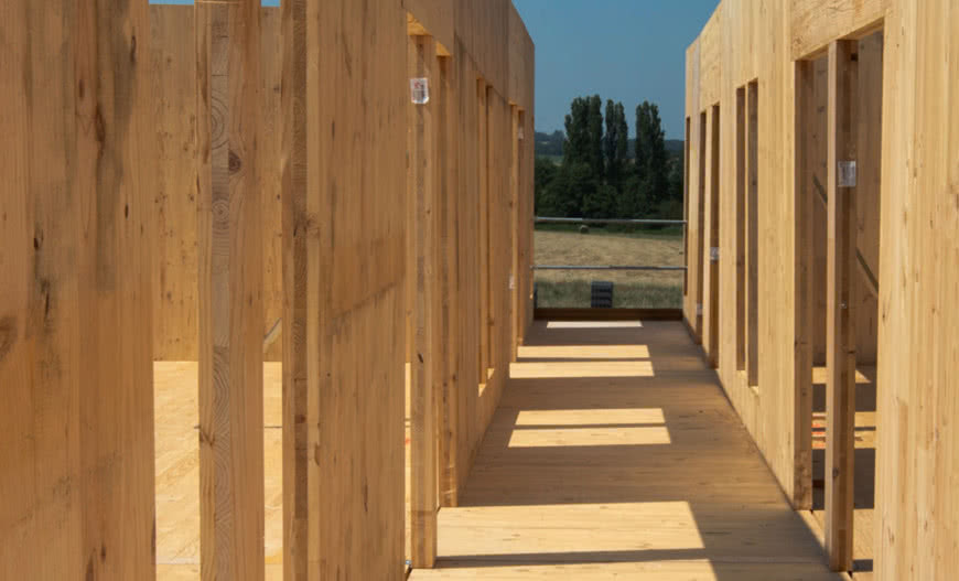 Zalety konstrukcji drewnianych z paneli CLT