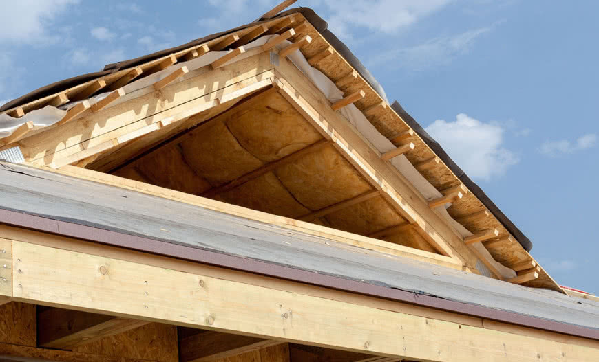 Czeka cię ocieplanie dachu skośnego? Sprawdź, jak uniknąć najczęstszych błędów