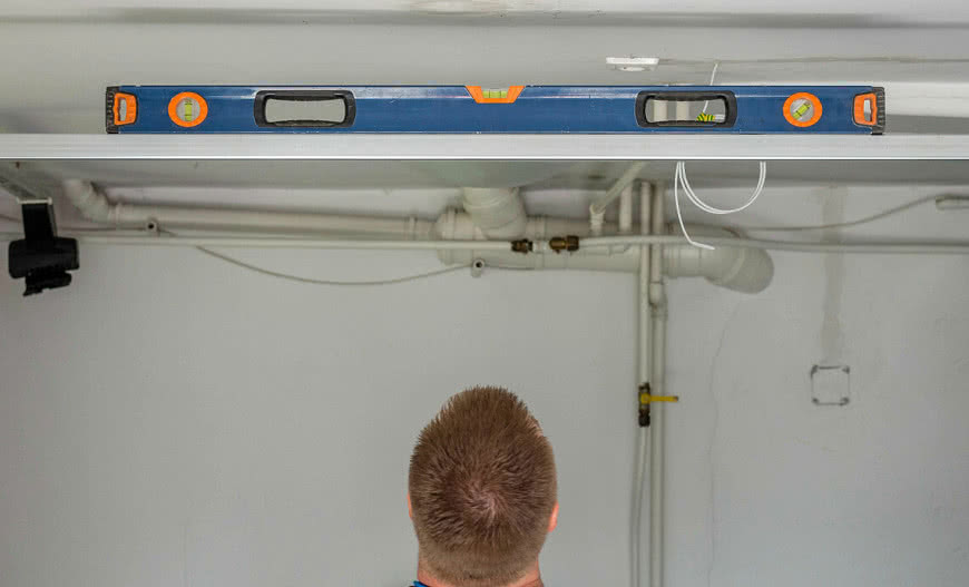 Przygotowanie garażu do montażu bramy krok po kroku