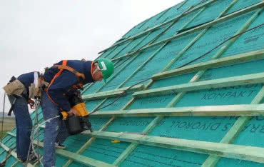 Jak zabezpieczyć dach, gdy budowa się przedłuża?