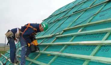 Jak zabezpieczyć dach, gdy budowa się przedłuża?