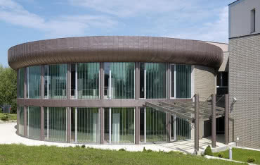 Nauka wśród zieleni: Przeszklone Centrum Edukacji Międzynarodowej